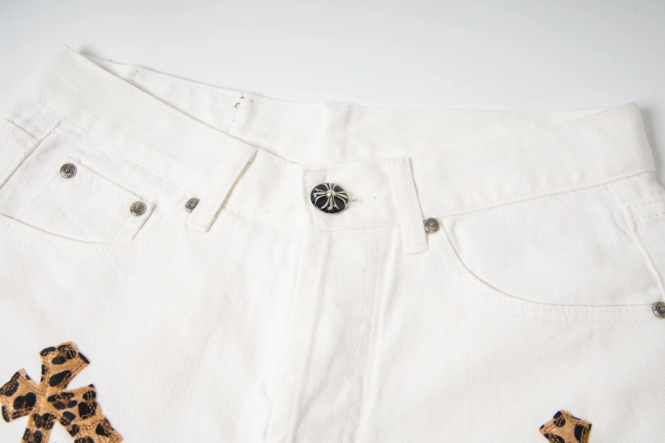 P240 Chrome Hearts & Chrome Hearts high street jeans with leopard print and vintage graffiti paintings on a white background. Chrome Hearts are the most popular pants in color. Made of beaded canvas fabric, heavy washing makes the upper body of the fabric more textured and the pants are tall and straight! The three-dimensional cutting of the whole trousers is a masterpiece! The hardware is customized by zp. The beaded canvas fabric is thick and soft after being washed. It has good breathability. Customized small leather label. Unique design. The details are simple and elegant, and the workmanship is exquisite. The whole trousers are neatly routed and the details are in place! Trendy people have been disappointed. From the quality selection of fabrics, the tailoring of details, and the matching of patterns, everything is impeccable! The upper body is so handsome when worn...it can be easily worn by men, women and children! The craftsmanship is made of heavy-duty washed pure cotton denim fabric. After washing, it is soft and thick. It is very stylish when worn on the body. Style number: 1782# Color: white Size: 28 30 32 34 (S-XL)